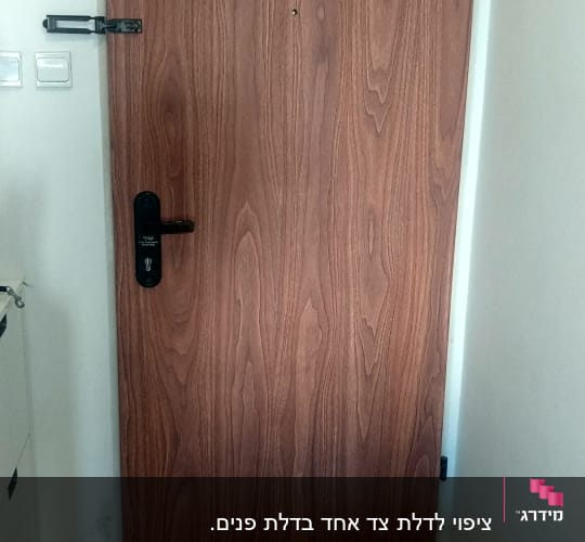 דלת עץ עם ידית ומנעול שחור